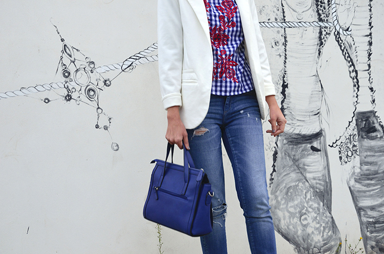 look-blogger-blusa-cuadros-bordados-blazer-stilettos-jeans-outfit-trends-gallery 