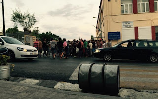 ΤΩΡΑ... ΕΠΕΙΣΟΔΙΑ ΞΑΝΑ ΣΤΗ ΜΥΤΙΛΗΝΗ.... ΟΙ ΛΑΘΡΟΜΕΤΑΝΑΣΤΕΣ ΕΚΛΕΙΣΑΝ ΤΟΝ ΔΡΟΜΟ ΓΙΑ ΤΟ ΛΙΜΑΝΙ...!!  