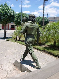 Escultura Che con un niño en los brazos vista de costas