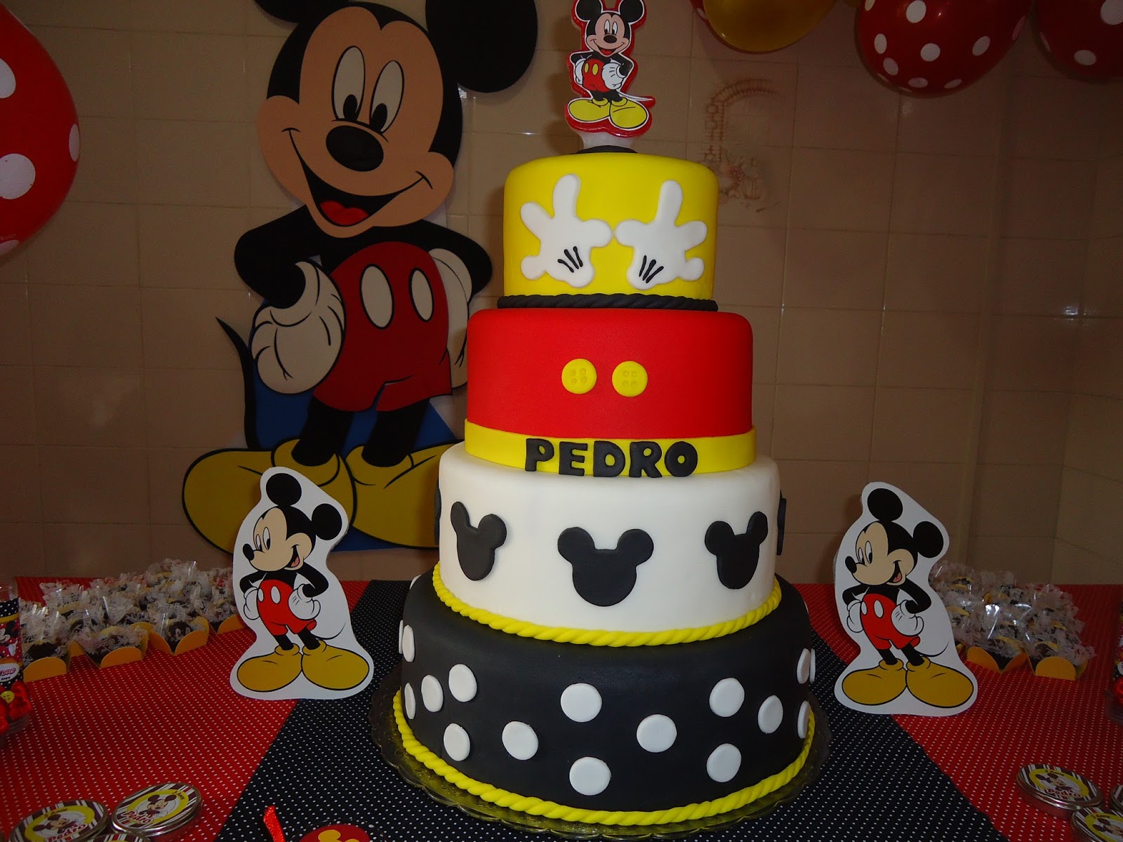 Doces Fofuras por Carol Lopes : Bolo Decorado do Mickey Mouse para Pedro