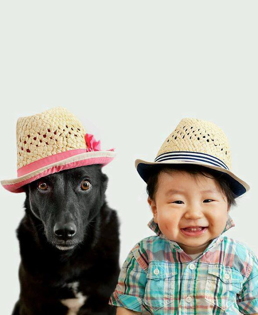 بالصور صداقة من نوع خاص بين الأطفال والكلاب 