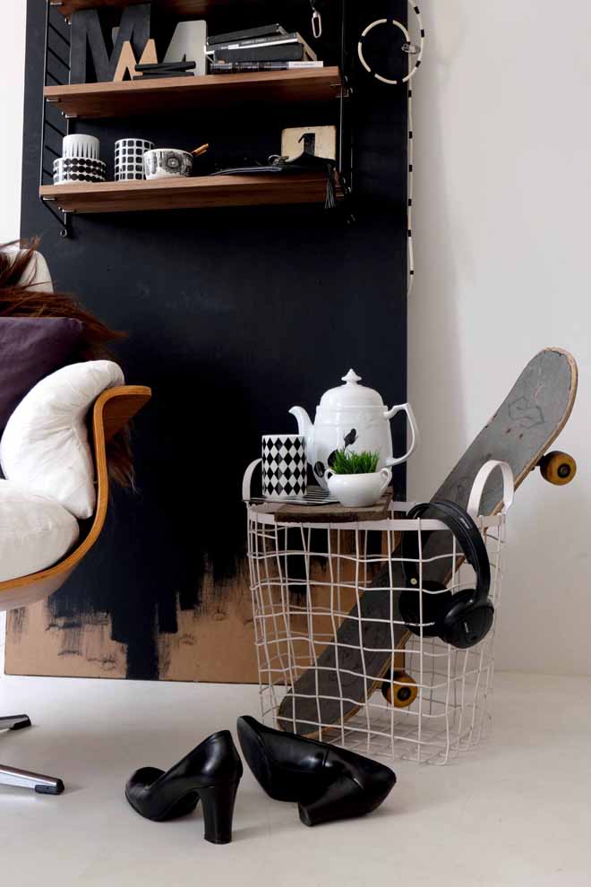 Mein String, Dein String - Verlosung - Minza will Sommer String, String Pocket, String Furniture, String Regal, Gewinnen, Verlosung, schwarze Wand, mobile Wand, Wanderwand, Tafelfarbe, Tafelwand, Tafel, Styling, Deko, Wohnen in Köln, Bloomingville, Ferm Living, Remember, Strauß Innovation, Korb, Drahtkorb, Metallkorb, Sessel, Eames, Klemmlampe, Schreibtischlampe, Vintage, Estrichboden, Lichterkette, Granit, Typo, Interior Design, Einrichten, Wandgestaltung, Fell mit langen Haaren, schwarzweiß wohnen, Typo, Buchstaben, Minza will Sommer