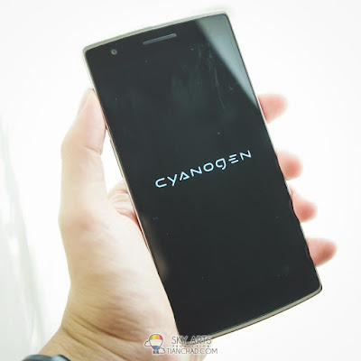 OnePlus One use Cyanogen firmware that offer more customisation features to fit you better