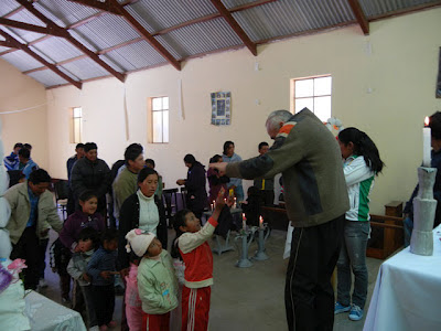 Nach dem Gottesdienst in Candelaria wird die Facebook-Schokolade verteilt. Die Kinder im Hochland von Sud Lipiz Bolivien danken Ihnen für die Schokolade die Sie uns gesandt haben.