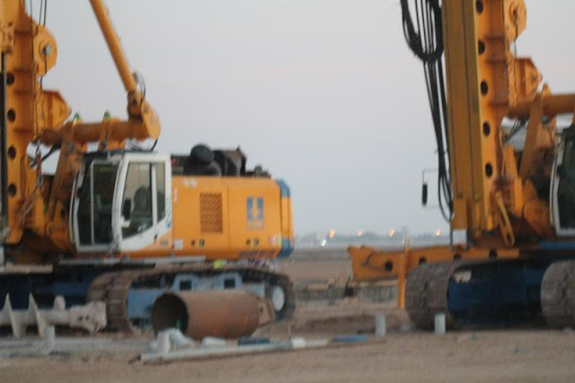 Picture of two pilling machines from front side on the Kingdom Tower construction site