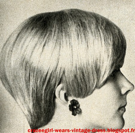 Aux dernières collections, le célèbre coiffeur londonien Vidal Sassoon, accompagné de sa fameuse paire de ciseaux courts, est venu exprès à Paris pour couper les cheveux des mannequins du plus futuriste des couturiers, Ungaro, l'ex-second d' André Courrèges. Ses coupes révolutionnaires, asymétriques, architecturées ont été l'événement du mois d'août dans le monde de la mode. Si bien que les grands coiffeurs parisiens, pris d'émulation, se sont aussi laissés aller à leur fantaisie. Un vent de folie gentille a soufflé : c'est le règne de la géométrie.  Thérèse Chardin, cette coupe ciselée, ultra-précise, super-lisse : lignes droites et angles aigus. vintage hairstyle haircut hairdo 1965 mod modette bob skinhead girl Toujours  lisse,   toujours casque, toujours à lignes  droites,   une   coupe  géométrique de René Bourgeois.Géométrie : Précision, mais aussi douceur : une coiffure d'Elrhodes. A noter : l'arrondi qui dégage l'oreille et la nuque en pointe qui prolonge la ligne. La même coupe, mais habillée pour le soir d'une  minuscule mèche postiche posée sur  la nuque. Elrhodes Thérèse Chardin. Toujours des chevaux lisses, des lignes droites, une extrême précision ; pour accentuer encore le côté japonais, un gros nœud de cheveux laqués.