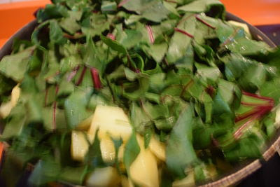 Tortilla De Hojas De Remolacha Y Patatas
