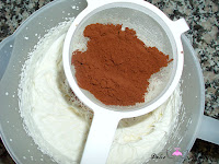 Añadiendo cacao puro a la nata montada