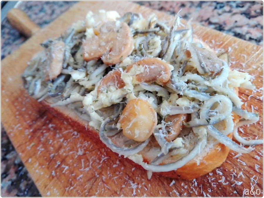 Tosta de angulas sucedáneas y gambas