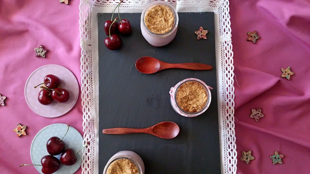 Vasitos De Cheesecake De Cereza Invertido 
