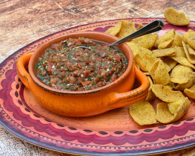Best Quick Tomato Salsa ♥ KitchenParade.com, 10 minutes start to chip. Budget Friendly. Low Carb. Vegan. Great for Meal Prep.