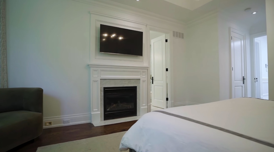 Tour 100 Snowdon Ave, Toronto vs. 43 Interior Design Photos