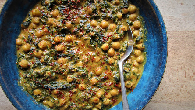 spinach and chickpea pasanda curry vegetarian, recipes, de tout coeur limousin, retreats, cooking, curry, Indian food, pasanda, passanda, dinner, retreats in rural france, cooking for a crowd, group recipes, rural france, retreats, creative retreats, wellbeing, creative, Limousin, nouvelle aquitaine,yoga retreats, singing retreats, meditation retreats, visit france, france retreats, french retreats,