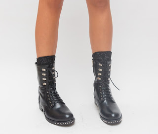 Ghete ianlte de iarna pentru fete, negre cu insertii metalice la moda Ghete ianlte de iarna pentru fete, negre cu insertii metalice la moda