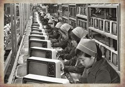 Sejarah Samsung Sejarah Samsung Siapa yang tidak mengenal produsen handphone Android terbesar di dunia, Samsung? Kepopuleran Samsung bahkan melebihi Apple iPhone. Tidak hanya kepopulerannya saja namun jumlah penjualan produknya menjadikan Samsung di peringkat teratas. Tentu saja Samsung tidak mendapatkan dengan cara yang mudah, namun memerlukan waktu dan proses yang cukup lama. Masa kejayaan Samsung di dunia smartphone diawali pada bulan 27 April 2009 ketika Samsung meluncurkan handphone Android pertamanya, yakni Samsung i7500. Handphone ini menawarkan layar sentuh AMOLED berukuran 3.2 inci. OS yang digunakan pada handphone ini adalah OS Android Cupcake 1.5. Keberhasilan Samsung dalam platform Android dimulai dengan peluncuran Samsung Galaxy S. Samsung Galaxy S ini diluncurkan oleh Samsung pada Maret 2010. Tingkat penjualan yang diraih handphone inipun cukup tinggi. Sejarah Samsung bermula pada tahun 1938 dimana Lee Byung-Chull (1910-1987) berasal dari keluarga pemilik tanah yang luas di daerah Uiryeong datang ke kota Daegu dan mendirikan Samsung Sanghoe, sebuah perusahaan perdagangan kecil dengan empat puluh karyawan yang berlokasi di Su dong (sekarang Ingyo-dong). Perusahaan yang di bangun Lee mengalami kemajuan dan ia memindahkan kantor pusatnya ke Seoul pada tahun 1947. Ketika pecah Perang Korea, Lee terpaksa meninggalkan Seoul dan memulai penyulingan