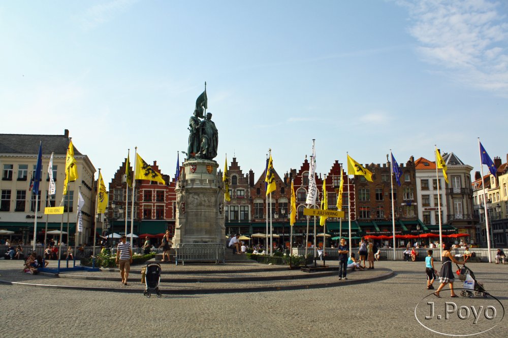 Estatua de Jan Breydel y Pieter De Koninck en la Grote Markt de Brujas