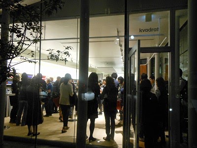 スポーツマックスはメタリックな生地とニュートラルな色調を組み合わせたコレクションです