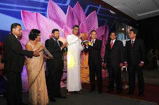 The Country Manager for Coca-Cola Beverages Sri Lanka recieving the award