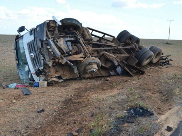 Impacto foi tão forte que o caminhão tombou e deslizou para fora da pista (Foto: Wesley Santos/Blog Sigi Vilares)
