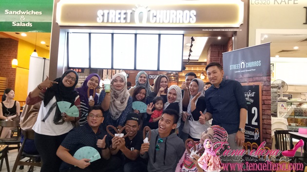 Bergambar bersama rakan blogger dan pemilik Street Churros iaitu Dato Joe Tan