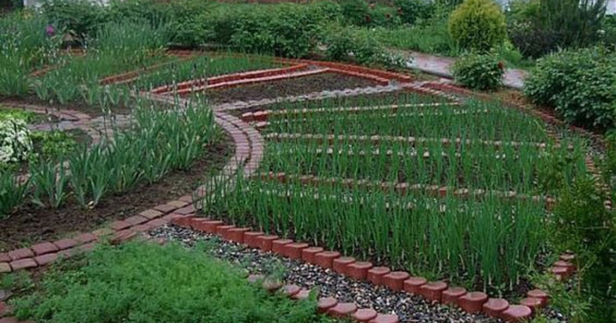 находится за огородами