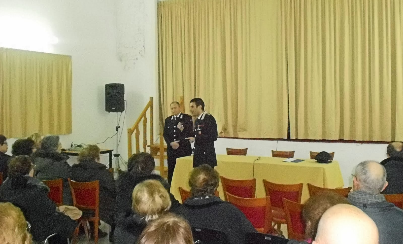 I Carabinieri svolgono attività di informazioni agli anziani....i