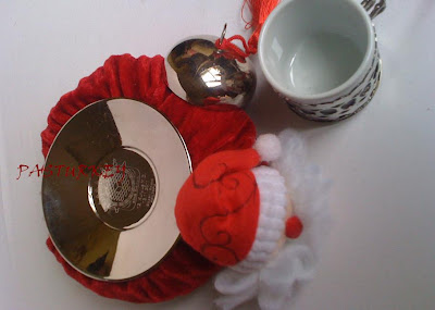 PASTURKEY: YENİ YIL HEDİYESİ KIRMIZI TEPSİLİ NOEL BABA BROŞLU KAHVE