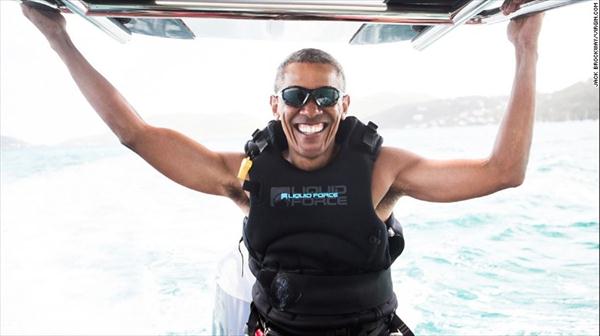  Obama practica Kitesurf en sus vacaciones en el Caribe (Fotos)