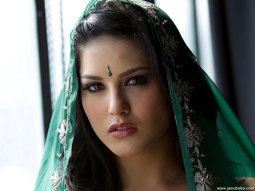 Bollywood Actress World Original Beautiful Close Up Looks Of Sunny Leone