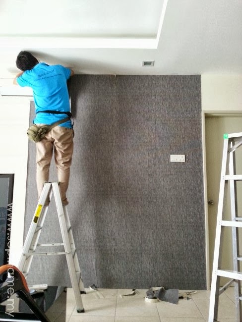 Pemasangan wallpaper ruang tamu rumah