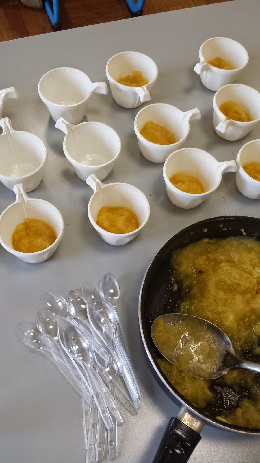 Dans la cour des petits La compote de pommes des CE110...