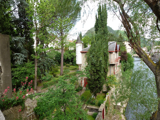 En roue libre: C'est un trou de verdure..........