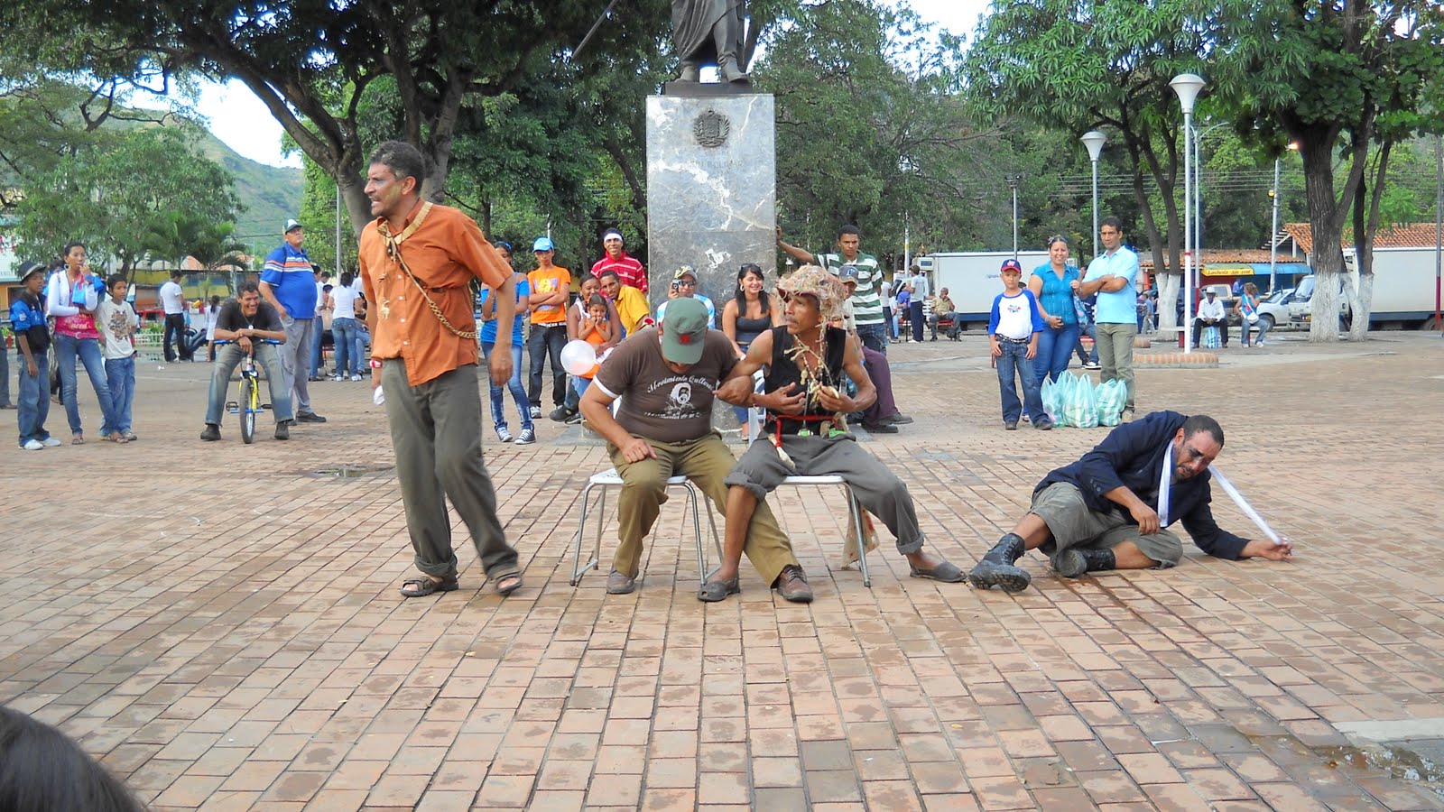 Grupo de Teatro VenConmigo TEATRO DE CALLE, NO TEATRO EN LA CALLE