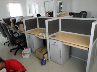 Meja Sekat Kantor Bahan Multiplek HPL - Pesan Furniture Kantor Produksi Cepat