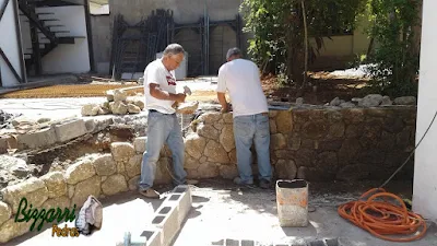 Bizzarri trabalhando na construção das muretas de pedra com as escadas de pedra e os pisos de pedra em construção da galeria paulista em São Paulo-SP. 27 de setembro de 2016.