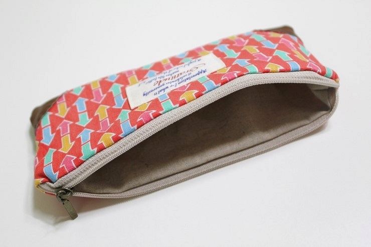 How to sew a pencil case or cosmetics bag with a zip. DIY in pictures tutorial.
