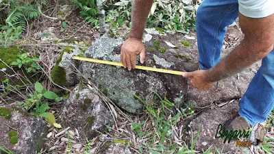 Bizzarri garimpando pedra, escolhendo as pedras para fazer nossas construções com pedras, caminhos com pedra, parede com pedra, lago com pedras ornamentais, cascata com pedras, escada com pedra, calçamento com pedra, muros de pedra. Olhando essas pedras assim no lugar já vou imaginando cada tipo de trabalho que vou fazer com essas pedras. Essas pedras da foto vou fazer um paisagismo com pedra. Acho lindas essas pedras que vão sendo escurecidas com o tempo e vão criando esse musgo na pedra que da esse jeito de pedra natural. 28 de novembro de 2016.