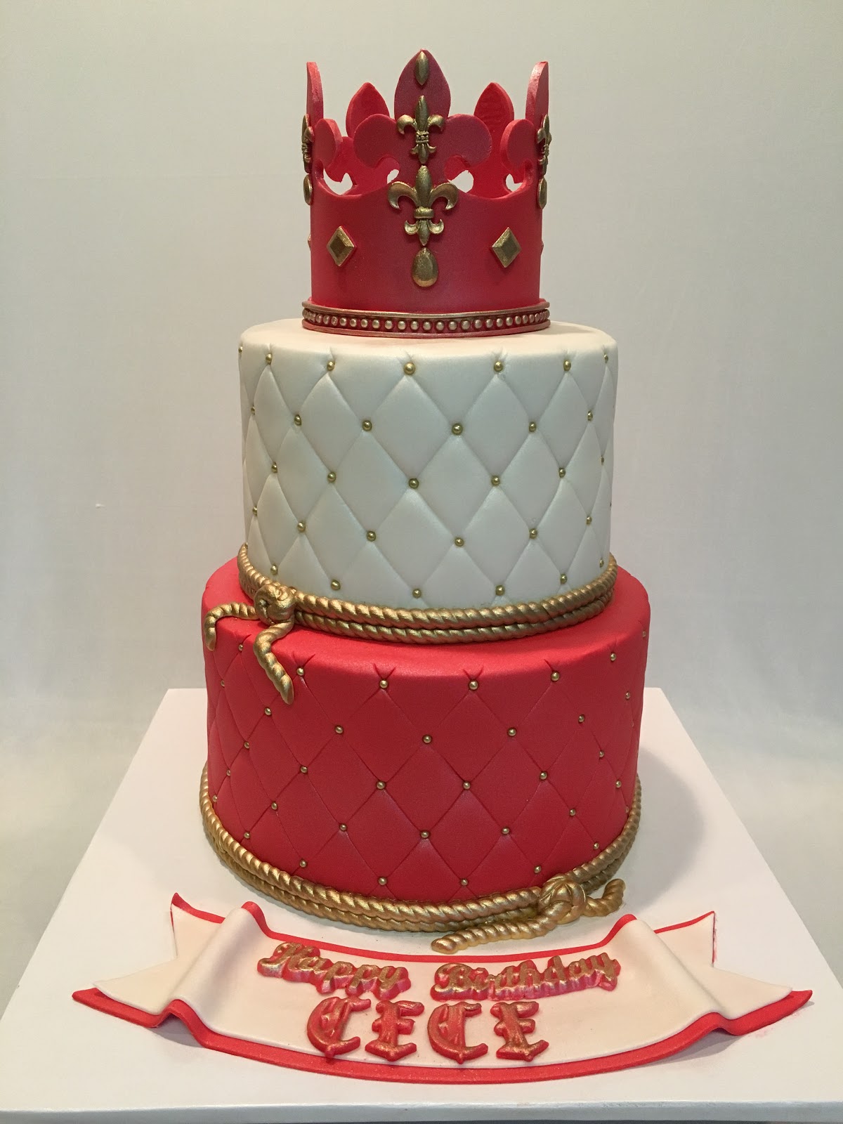 Торт красно золотой. Торт с короной. Красивые торты с короной. Красный торт с короной. Торт с короной для девушки.