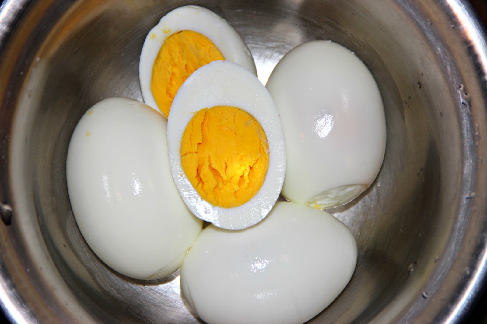 Видео вареные яички. Вареные яйца. Яйцо куриное вареное. Отварные яйца. Вареные яички.
