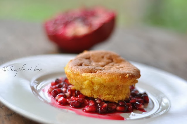 Sauerrahmsouffle cu rodie sau o briosa pufoasa cu smantana...