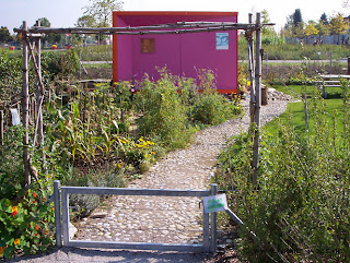 Gartenhaus in Pink, Rosa, Orange - Gartenweg