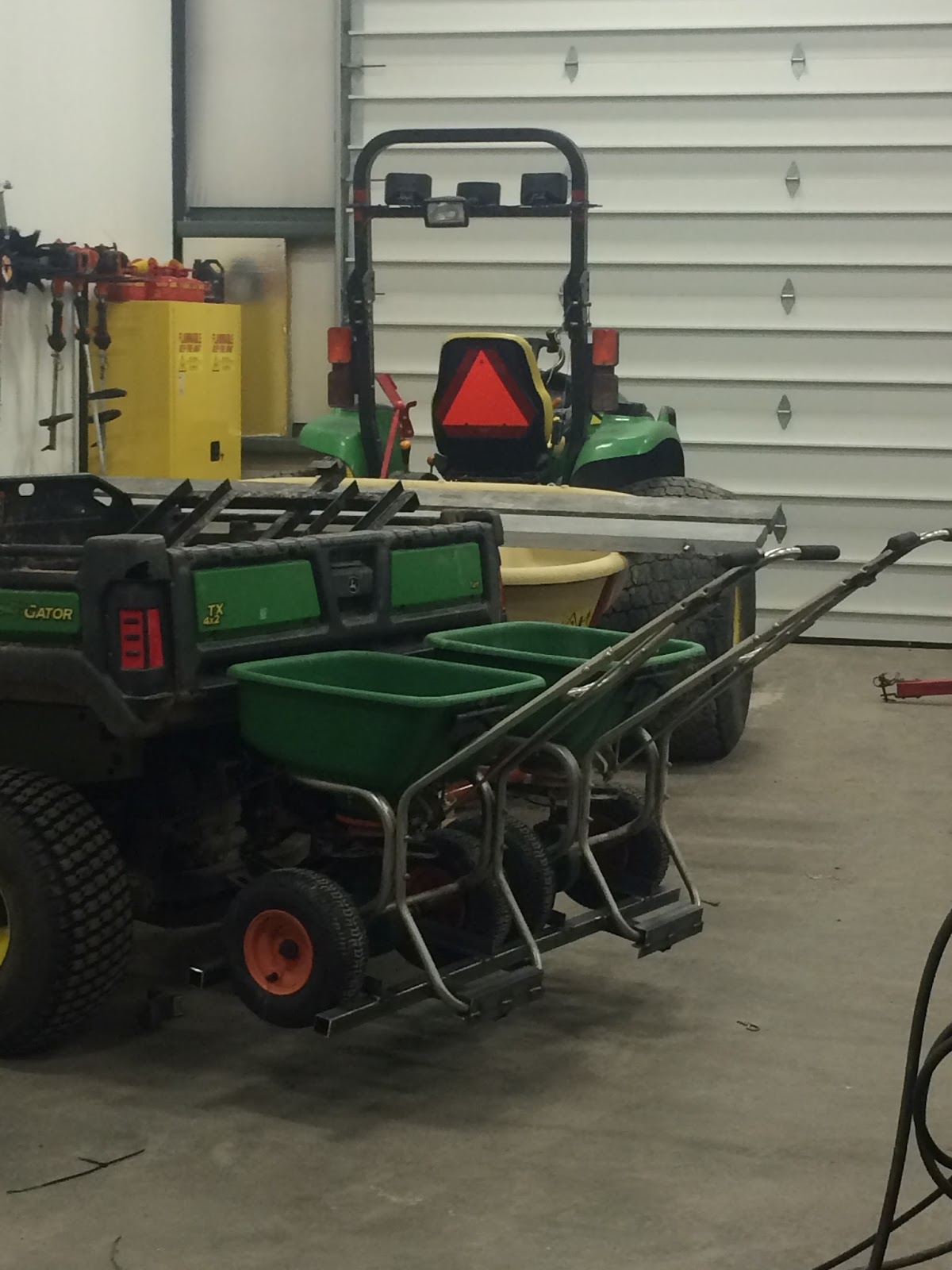 Bobs Shop Fertilizer spreader carrier (double wide)