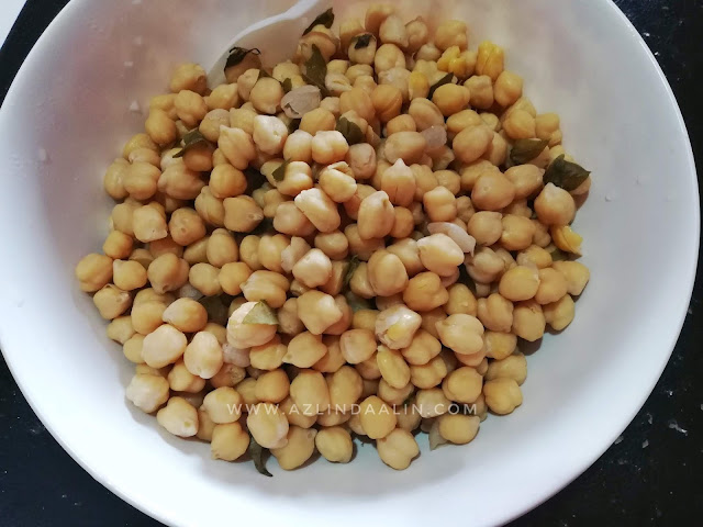 KACANG KUDA REBUS CHICKPEAS KESUKAAN ANAK-ANAK - Assalamualaikum, Salam Jumaat semua. Allahu rasa macam dah lama sangat tak ada update perihal masak-masak. Mummy memang suka masak, cuma kekadang tu, tak sempat pulak nak update apa-apa. Kejar masa buat itu dan ini. Baru-baru ini, Dhia minta buatkan kacang kuda rebus untuknya. Kacang kuda rebus (Chickpeas in English). KACANG KUDA REBUS CHICKPEAS KESUKAAN ANAK-ANAK KACANG KUDA REBUS CHICKPEAS KESUKAAN ANAK-ANAK kami ini, merupakan menu pertama kali mummy masak haha. Seumur hidup, tak pernah buat sendiri pun KACANG KUDA REBUS . Dasyat, kan? Haha. Kacang kuda sebelum rebus sangatlah keras, maka mummy rendam semalaman dan rebus esok pagi. Alhamdulillah lembut KACANG KUDA REBUS. CARA MASAK KACANG KUDA REBUS CHICKPEAS KESUKAAN ANAK-ANAK KACANG KUDA REBUS CHICKPEAS KESUKAAN ANAK-ANAK - Assalamualaikum, Salam Jumaat semua. Allahu rasa macam dah lama sangat tak ada update perihal masak-masak. Mummy memang suka masak, cuma kekadang tu, tak sempat pulak nak update apa-apa. Kejar masa buat itu dan ini. Baru-baru ini, Dhia minta buatkan kacang kuda rebus untuknya. Kacang kuda rebus (Chickpeas in English). KACANG KUDA REBUS CHICKPEAS KESUKAAN ANAK-ANAK KACANG KUDA REBUS CHICKPEAS KESUKAAN ANAK-ANAK kami ini, merupakan menu pertama kali mummy masak haha. Seumur hidup, tak pernah buat sendiri pun KACANG KUDA REBUS . Dasyat, kan? Haha. Kacang kuda sebelum rebus sangatlah keras, maka mummy rendam semalaman dan rebus esok pagi. Alhamdulillah lembut KACANG KUDA REBUS. CARA MASAK KACANG KUDA REBUS CHICKPEAS KESUKAAN ANAK-ANAK