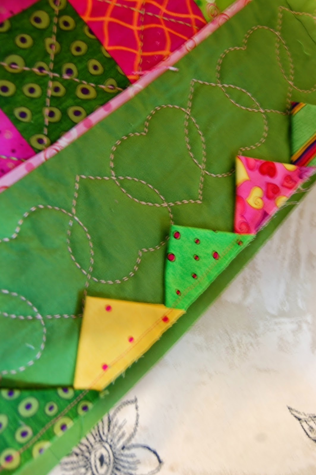 The Domestic Quilter Machine Quilting & Binding Prairie Points on