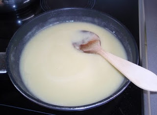 preparación de la salsa de alcaparras
