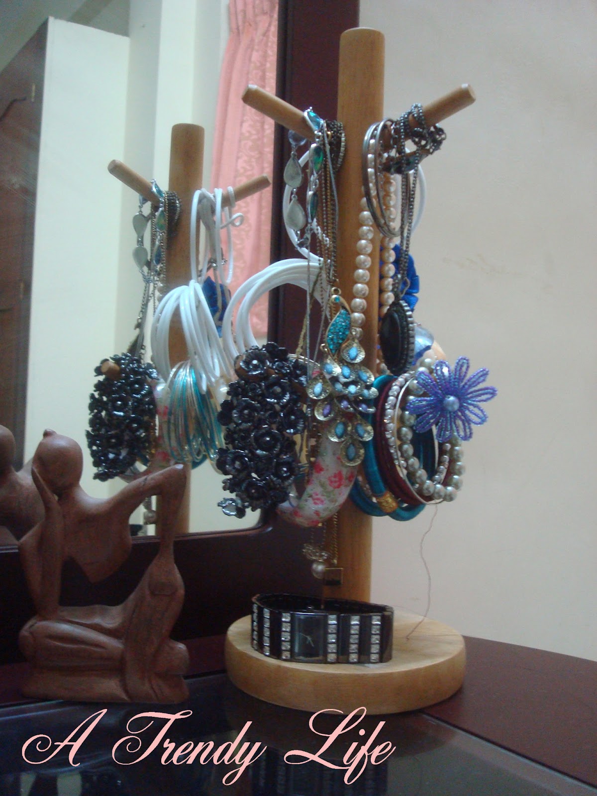 A trendy life diy jewellery holder