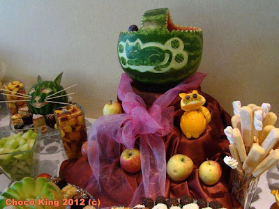 watermelon basket with cat