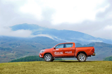 Mua Toyota Hilux sau 1/7 van nhan qua to - Anh 3