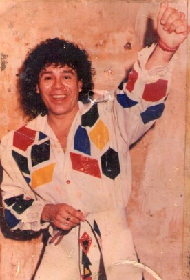 La Mona Jiménez Foto de La Mona Jiménez alzando la mano