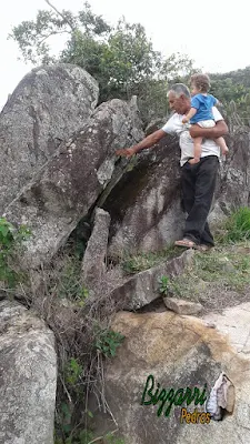 Bizzarri, da Bizzarri Pedras, com seu neto Theo, escolhendo as pedras ornamentais para a execução das construções com pedras, paisagismo com pedras e lagos ornamentais de pedra.